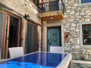 Plaja çok yakın tarihi taş ev